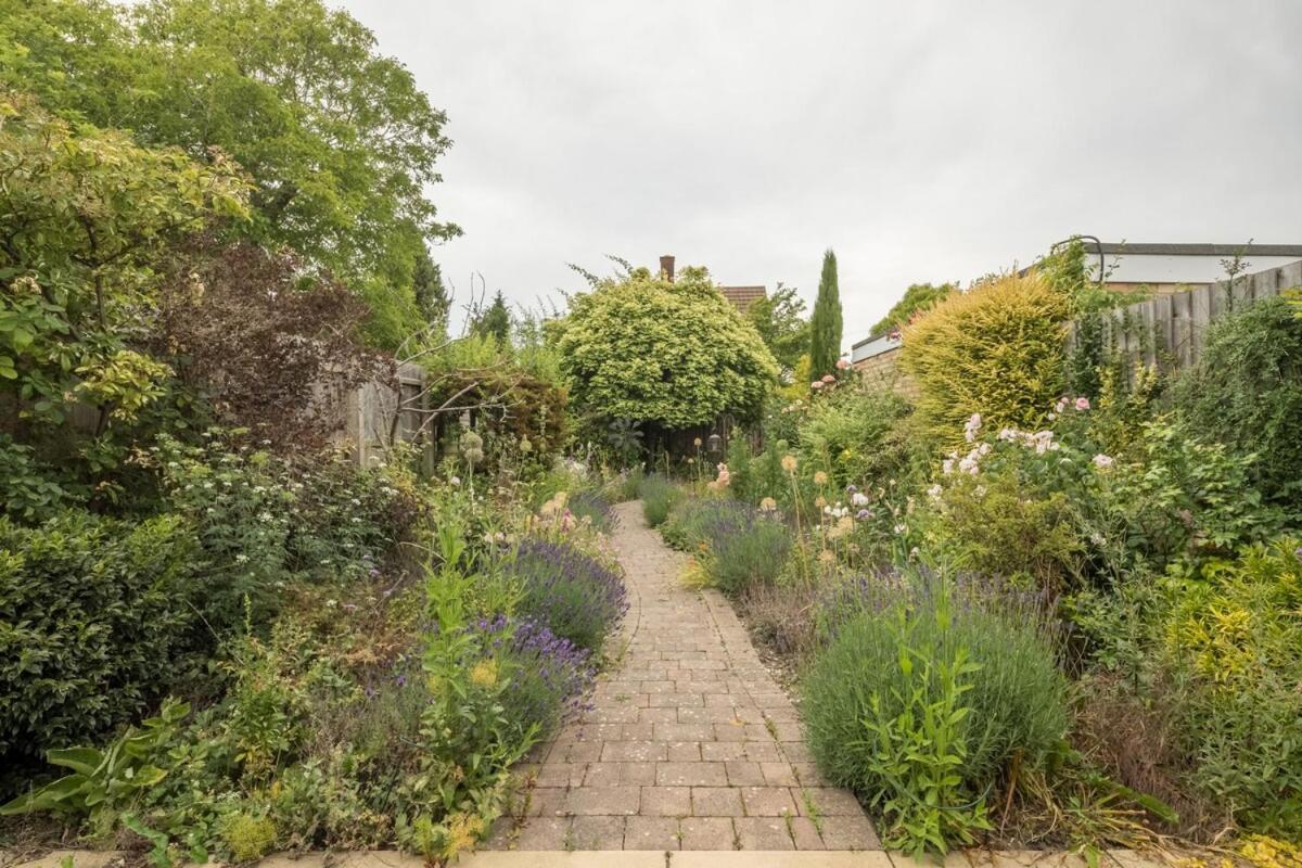 Large 4 Bedroom Home With Garden And Free Parking Cambridge  Bagian luar foto