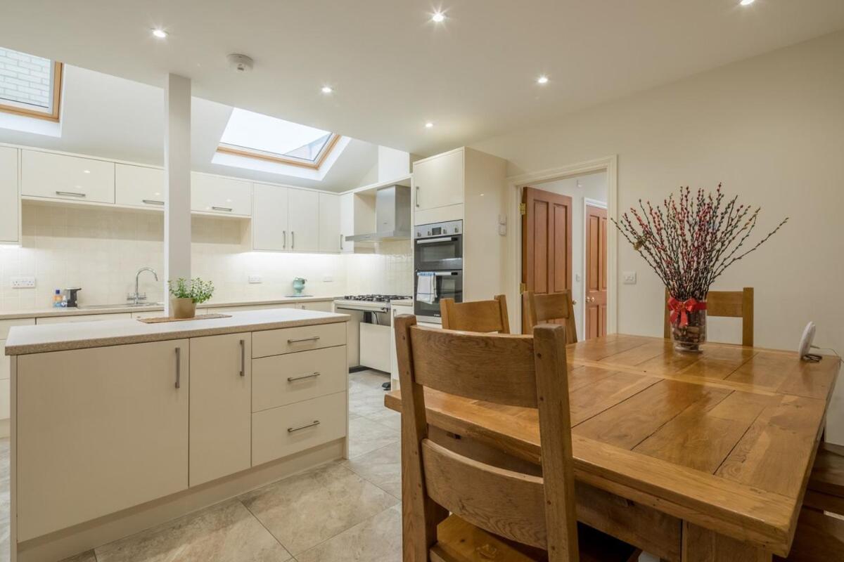 Large 4 Bedroom Home With Garden And Free Parking Cambridge  Bagian luar foto