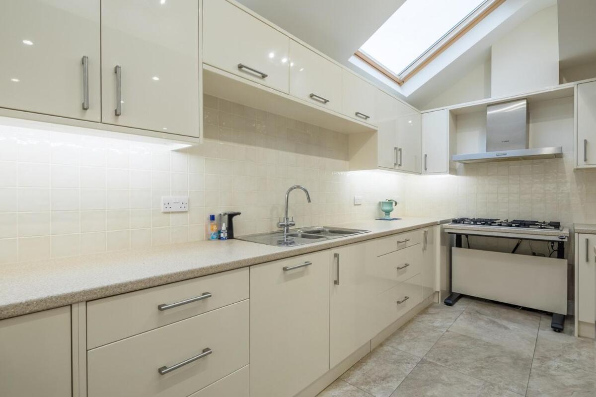 Large 4 Bedroom Home With Garden And Free Parking Cambridge  Bagian luar foto