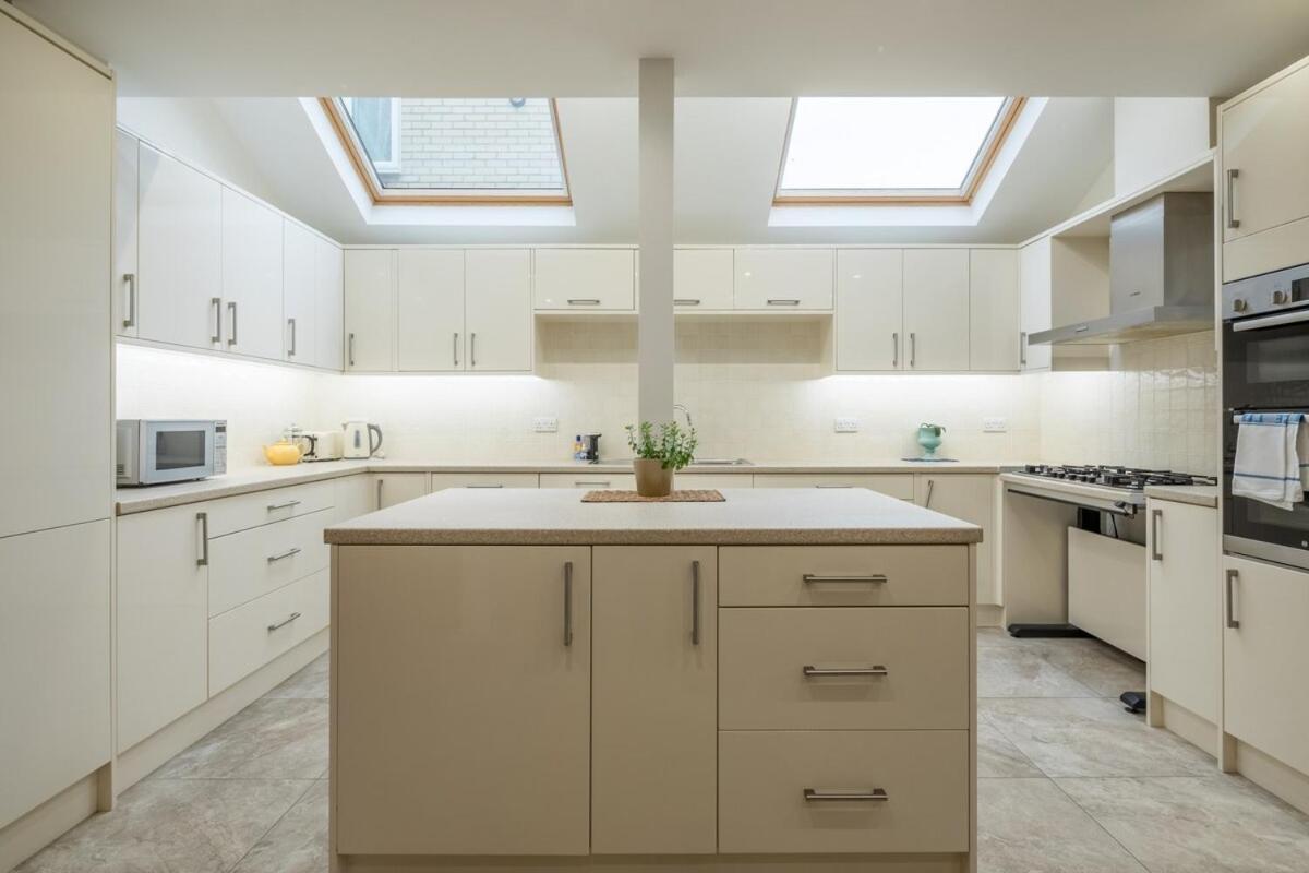 Large 4 Bedroom Home With Garden And Free Parking Cambridge  Bagian luar foto